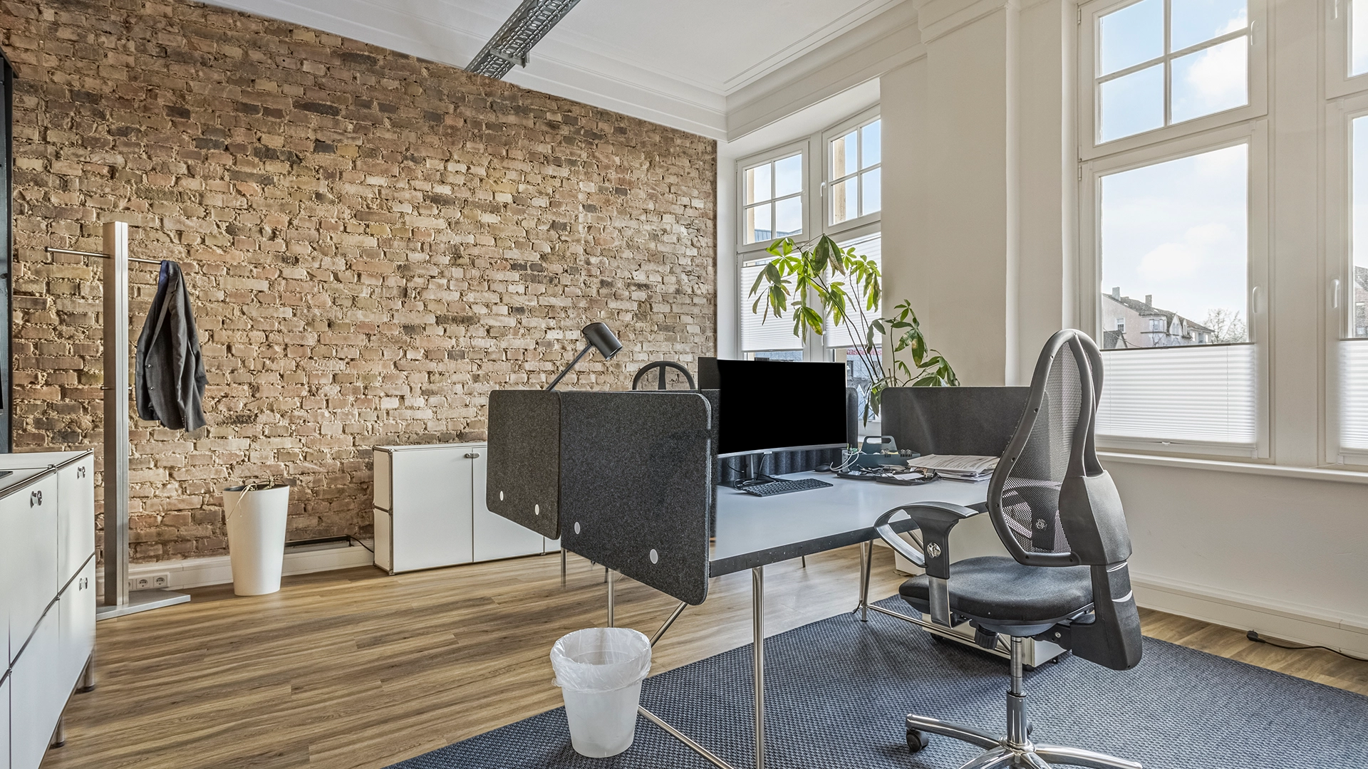 Schreibtisch im Büro der Redtree GmbH